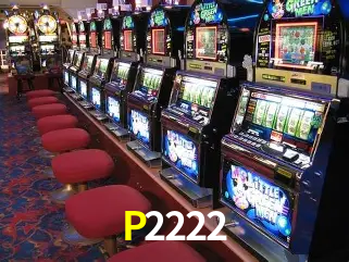 Una escena digital vívida inspirada en casino con P2222 mostrado prominentemente, luces brillantes, fichas, cartas y acentos dorados.